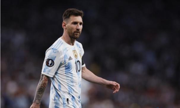 球场突发！DAZN女主播高跟鞋跑位避水，全网点赞“最优雅的逃跑”